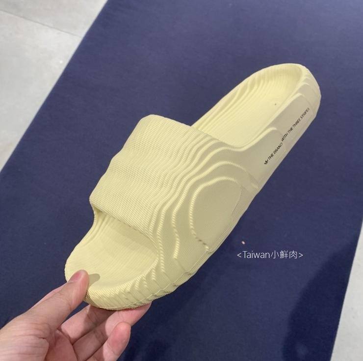 Slippers
60 dhs✅
Size 36 to. 46

Zain27
♥️♥️♥️