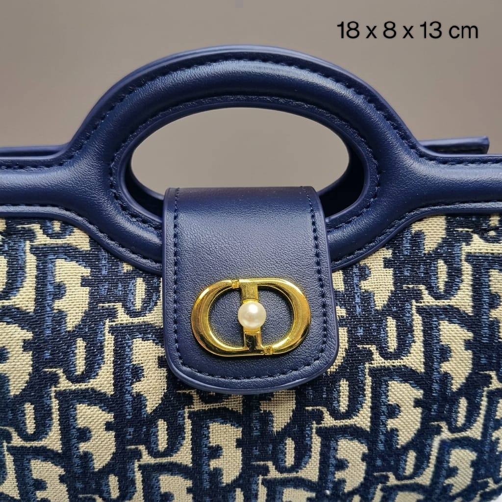 Dior
ᴊᴏʟɪᴇ ᴛᴏᴘ ʜᴀɴᴅʟᴇ ʙᴀɢ
ʙʟᴜᴇ ᴏʙʟɪǫᴜᴇ ᴊᴀᴄǫᴜᴀʀᴅ
ғᴇᴀᴛᴜʀᴇs sɪɢɴᴀᴛᴜʀᴇ CD
ᴄʟᴀsᴘ ᴡɪᴛʜ ᴘᴇᴀʀʟ ᴏɴ ᴛᴏᴘ
ᴡɪᴛʜ ɢᴏʟᴅ ᴄʜᴀɪɴ ᴡɪᴛʜ ᴘᴇᴀʀʟ
ʟᴏɴɢ ᴀᴅᴊᴜsᴛᴀʙʟᴇ sᴛʀᴀᴘ
sɪᴢᴇ: 18 cm
ᴡɪᴛʜ BOX
🎁🎁🎁

95 dhs✅

Zain31
♥️♥️♥️