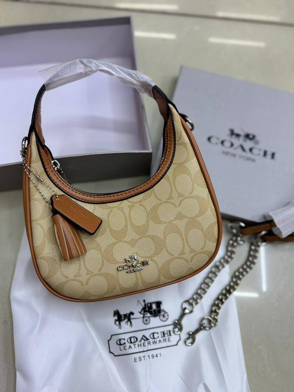 💗 Coach Carmen
1️⃣ First quality＋🎁
Size : 21 * 12 cm
75 dhs✅
 with box🎁

Zain115
♥️♥️♥️