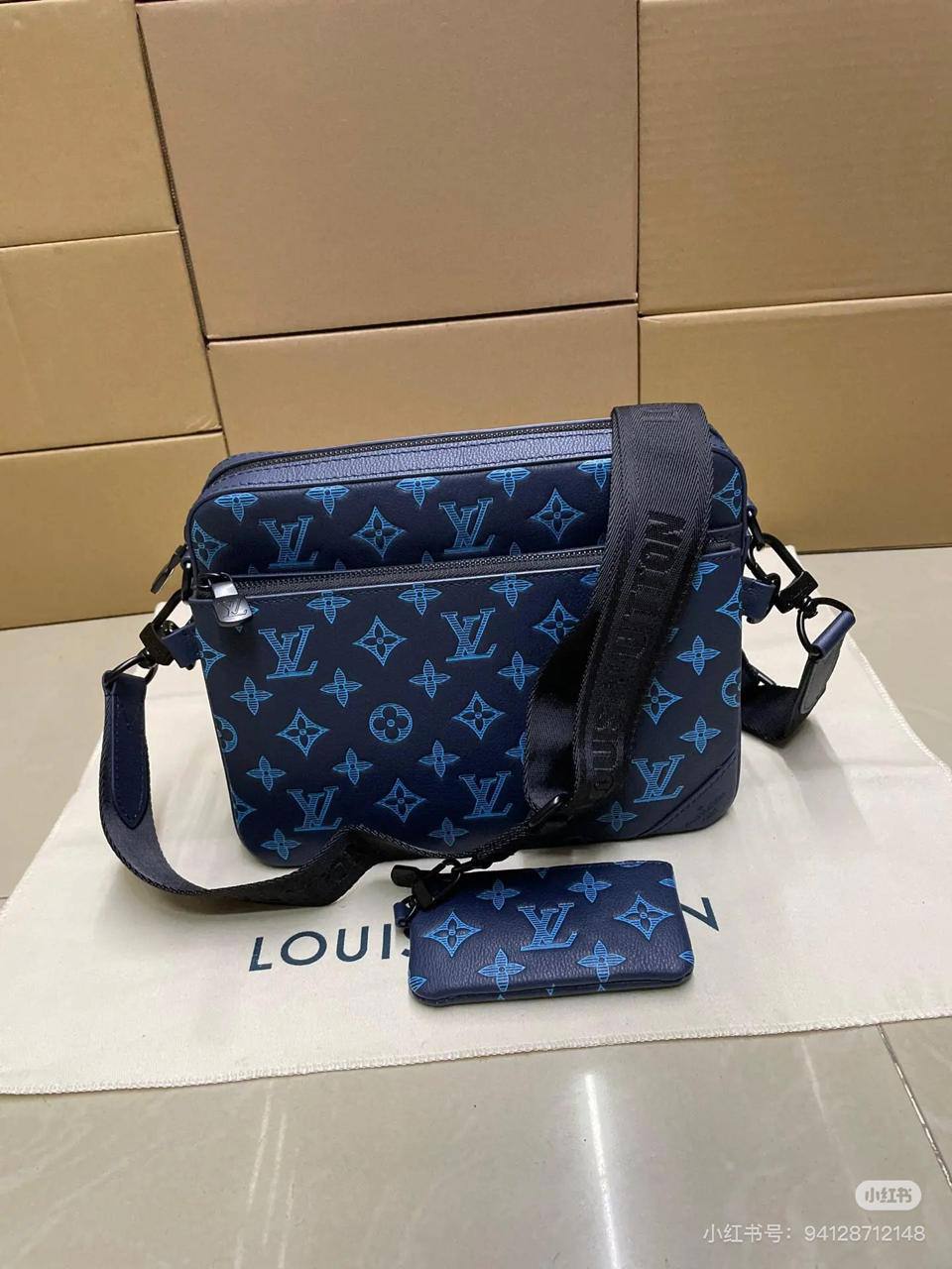 LV Men's Bag

200 dhs❤️

With Box
🎁🎁🎁

Zain33
♥️♥️♥️