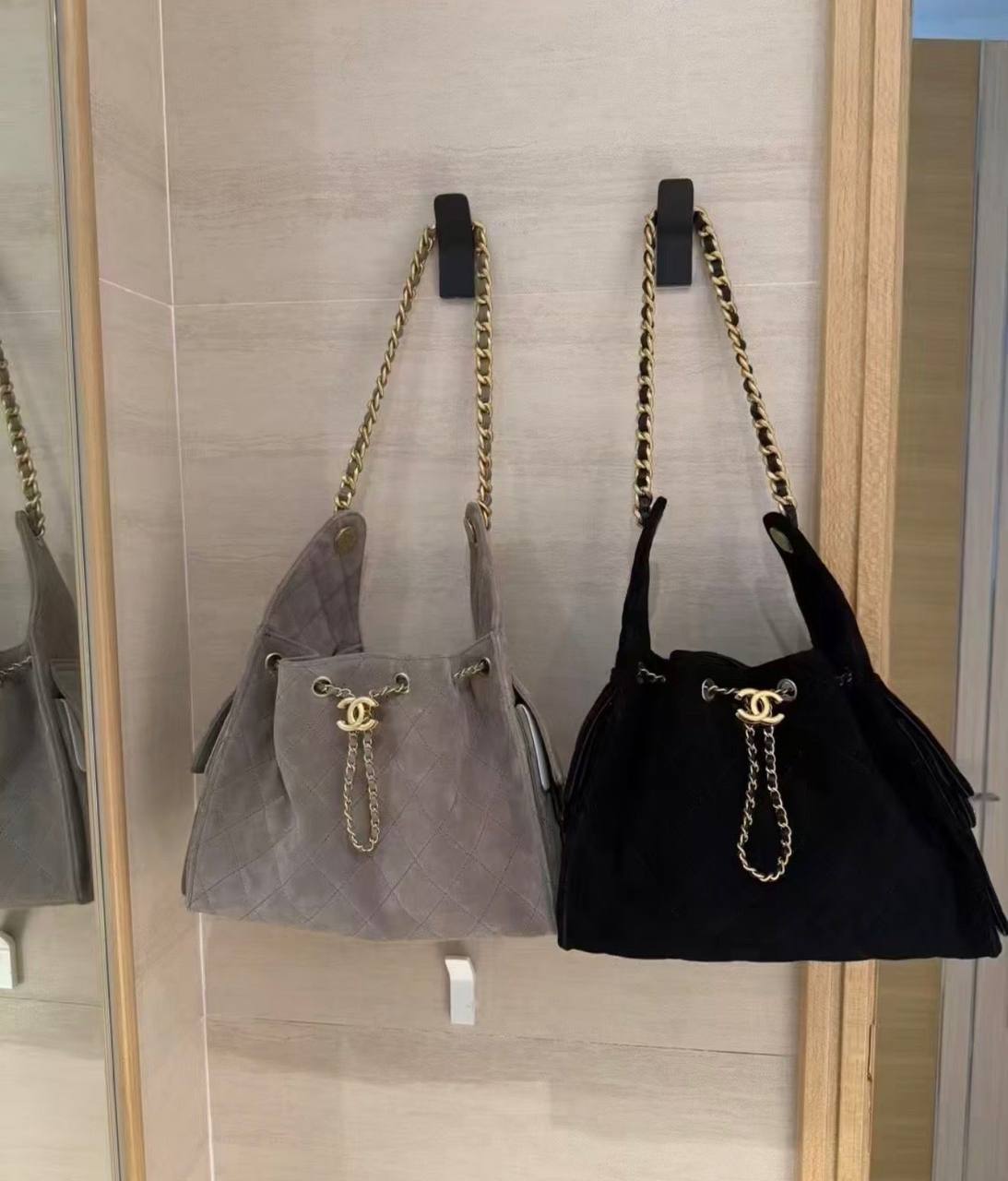 Chanel
110 dhs🇦🇪
size28cm
High-quality 


with box
🎁🎁🎁

Zain35
♥️♥️♥️