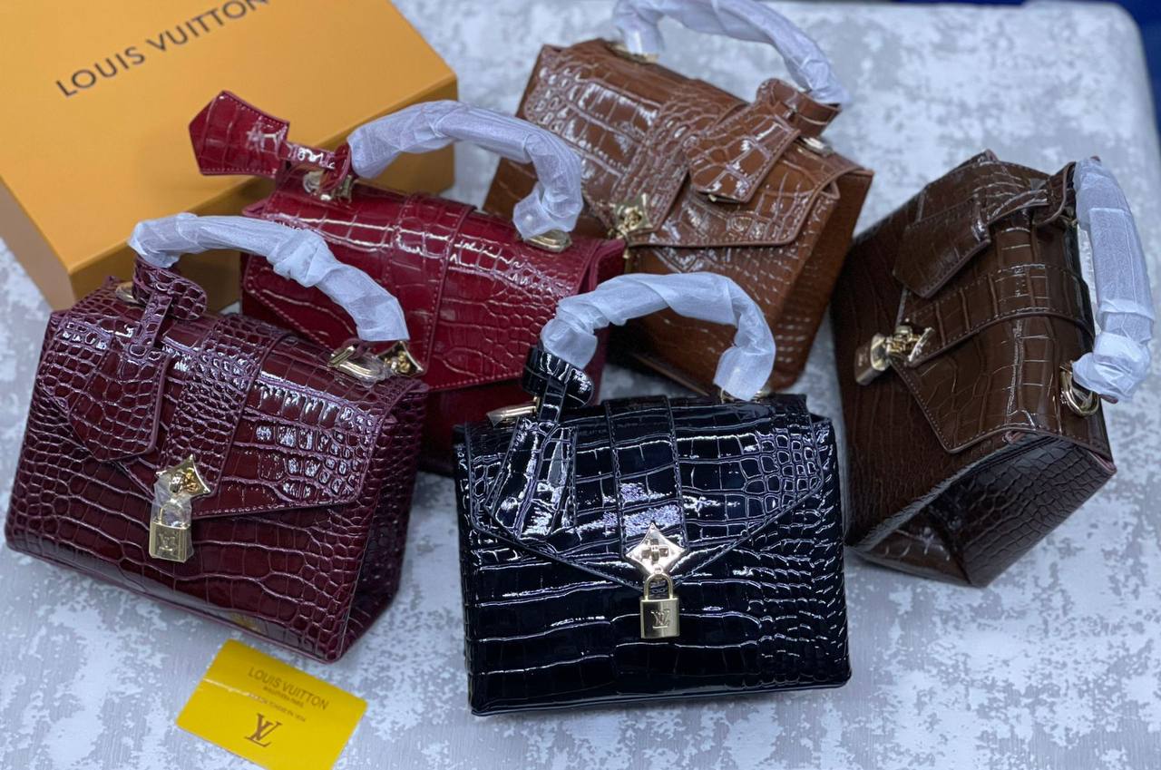 LV
with box
🎁🎁🎁

110 dhs✅

Zain175
♥️♥️♥️