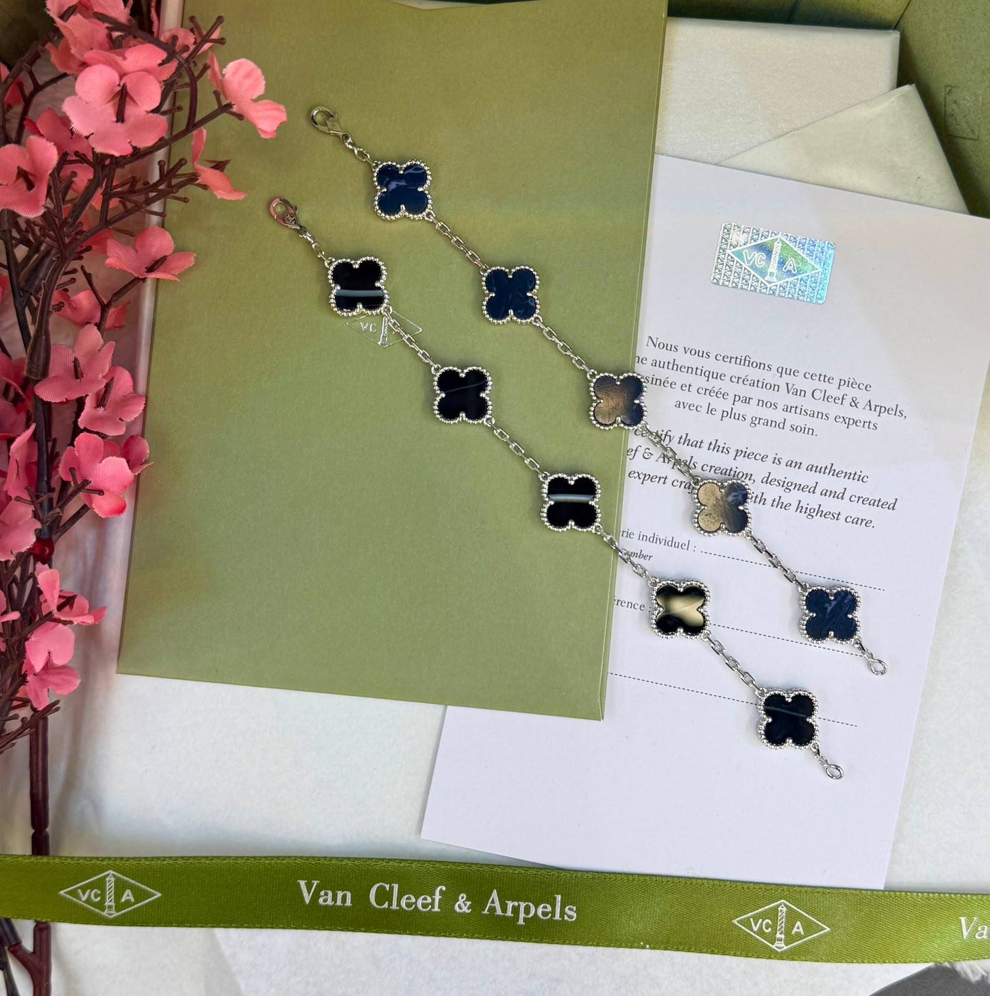 VCA
 *6 Motifs Bracelet* 
*90 dhs🇦🇪🇦🇪*   with  *NORMAL*  Box
*150 dhs🇦🇪🇦🇪* with  *ORIGINAL*  Box

Zain209
♥️♥️♥️