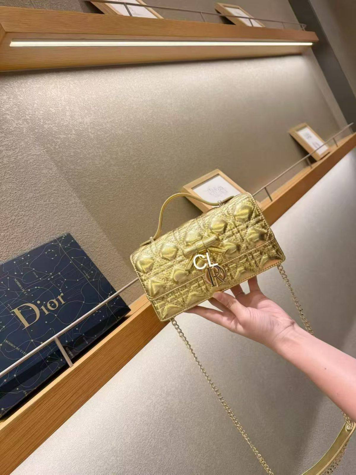 Dior
125 dhs✅
with box

Zain143
🌺🌺🌺