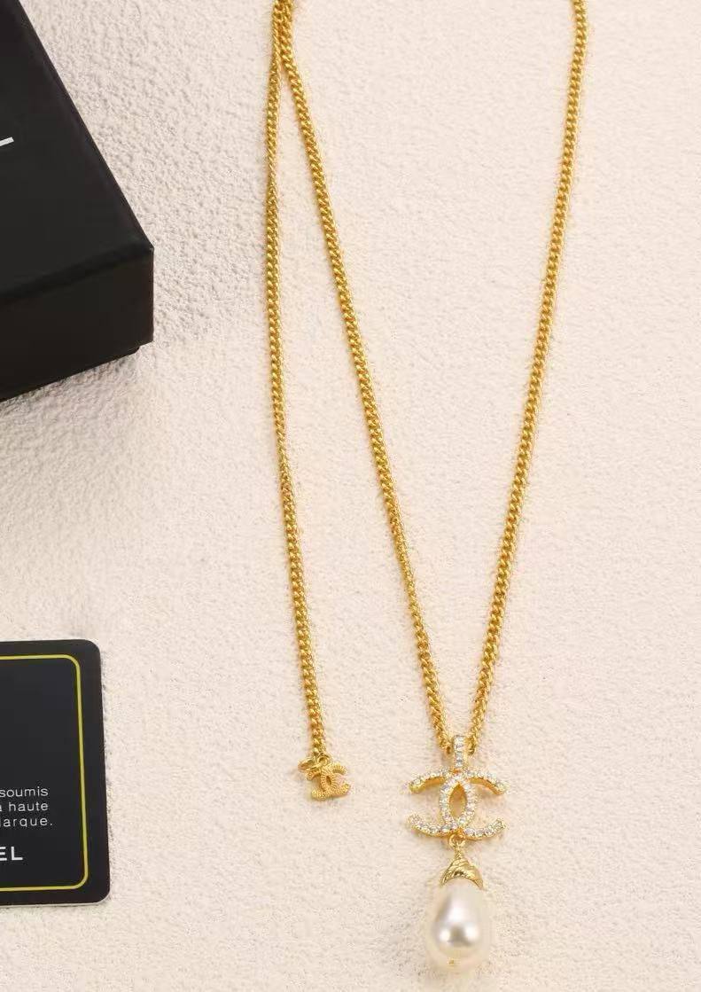 CHANEL❤️‍🔥*
Necklace🦋
Master quality 💯
With normal boxes 📦 
55 dhs✅
With master box 🗃️ 
80 dhs✅

Zain216
♥️♥️♥️
