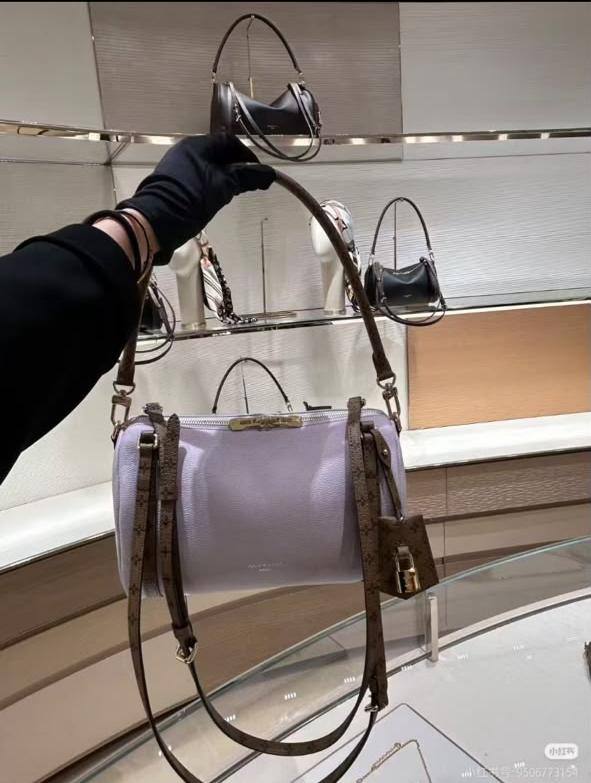 LV
Express PM
Master quality
26 cm with box
220 dhs💛

Zain95
♥️♥️♥️