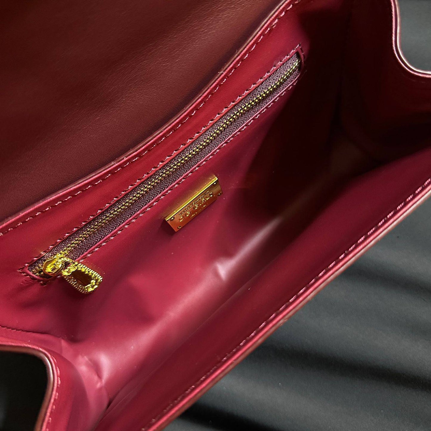 D&G
copy one 
with box 
210 dhs🇦🇪🇦🇪

Zain295
♥️♥️♥️