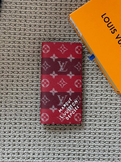 LV
*New Long wallet* 
*Master quality*
230 dhs💓

Zain179
♥️♥️♥️