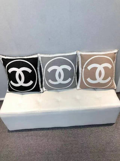 New collection 
Master 
Throw blanket in Merinos wool and cashmere (90%
rinos wool, 10% cashmere)
Size 135*170
👉🏽Blanket 
140 dhs🪙🌨️
👉🏽Pillows with feeling
80 dhs🪙🌨️

Zain99
♥️♥️♥️