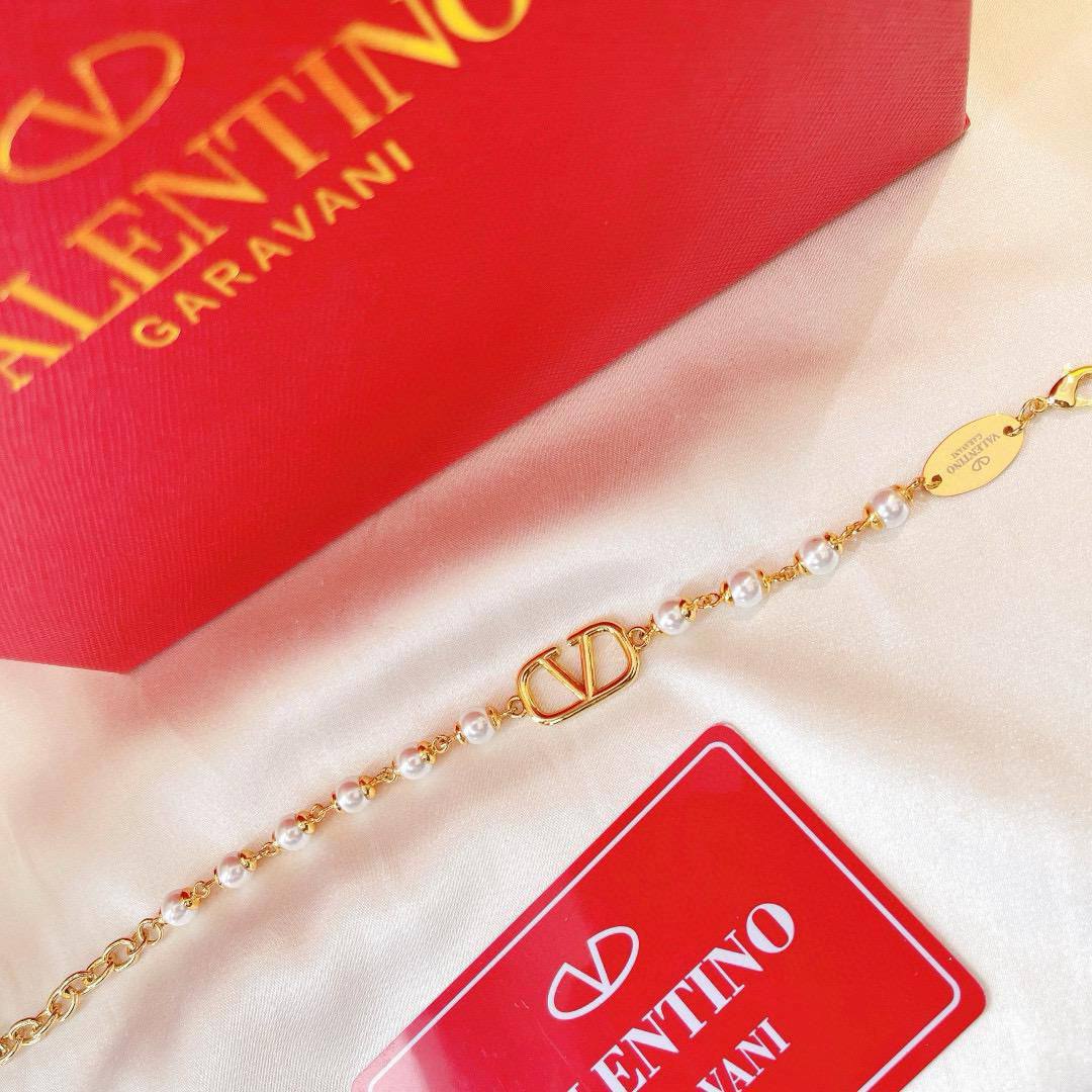 Valntino 🦋*
Breslat ❤️‍🔥
Master quality 💯
With normal boxes 📦 
50 dhs🪙💚

Zain216
♥️♥️♥️