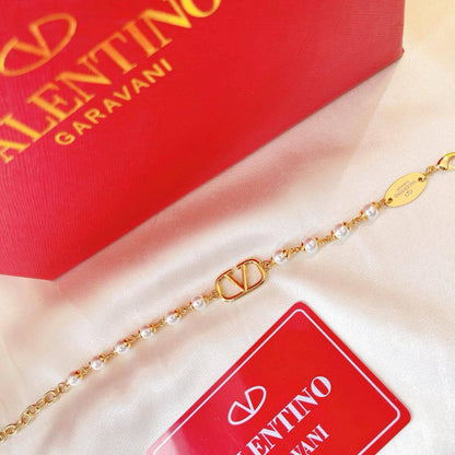 Valntino 🦋*
Breslat ❤️‍🔥
Master quality 💯
With normal boxes 📦 
50 dhs🪙💚

Zain216
♥️♥️♥️