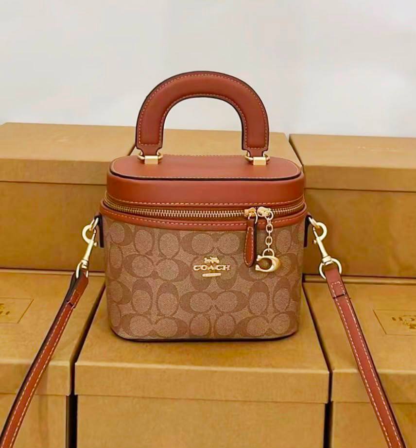 COACH  
MACK UP BOX 
HIGH QUALITY 
WITH BOX 
110 dhs💓

Zain295
♥️♥️♥️