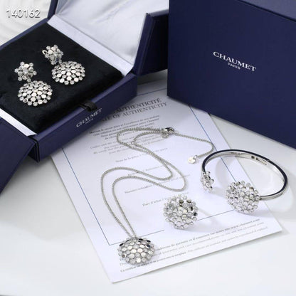 CHAUMET SET 🔥*
Necklace ❤️‍🔥
Earring 🍁
Bangle 🦋
With black boxes 🗃️ 
200 dhs🪙🌨️
With master box 📦 
270 dhs🪙🌨️

Zain216
♥️♥️♥️
