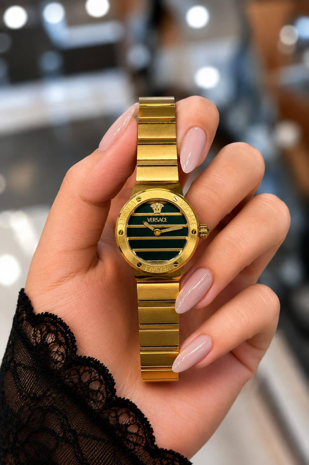 Versace 

watch for ladies 

good quality 
230 dhs🇦🇪🇦🇪

Zain59
♥️♥️♥️