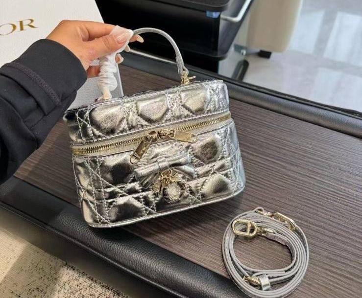 DIOR

Mini Vanity

Master quality

17*12*8 cm 
with box

280 dhs🇦🇪🇦🇪
again available

Zain95
♥️♥️♥️