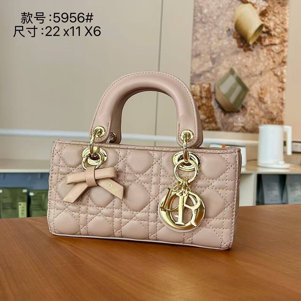 Dior
nice quality
130 dhs✅
withbox

Zain143
♥️♥️♥️