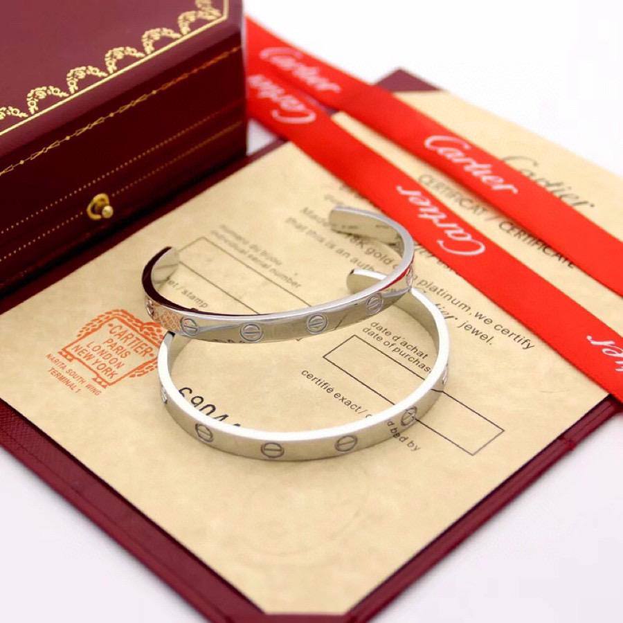 CARTIER MEN 
BANGLE 
55 dhs✅ 

WITH BOX AND PAPER BAG
🎁🎁🎁

Zain89
♥️♥️♥️