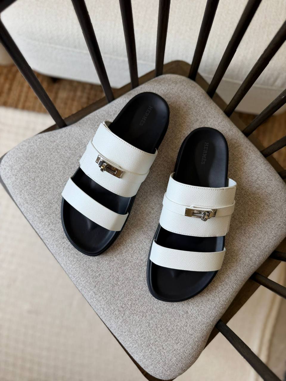 HERMES SLIPPER
*AAA QUALITY*
*size: 40 to 47*
450 dhs✅

Zain185
♥️♥️♥️