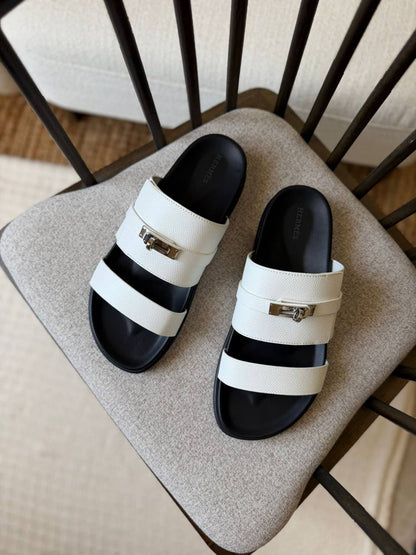 HERMES SLIPPER
*AAA QUALITY*
*size: 40 to 47*
450 dhs✅

Zain185
♥️♥️♥️