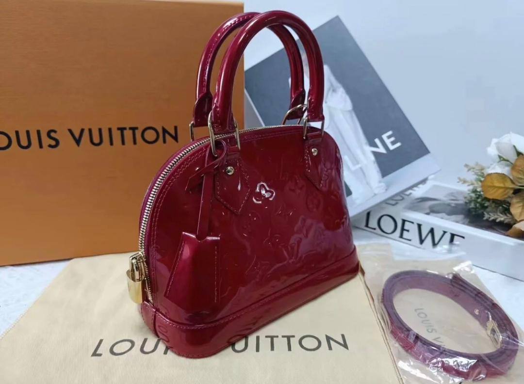 LV 
90 dhs✅

with box
🎁🎁🎁

size 24×11×18cm

Zain213
♥️♥️♥️