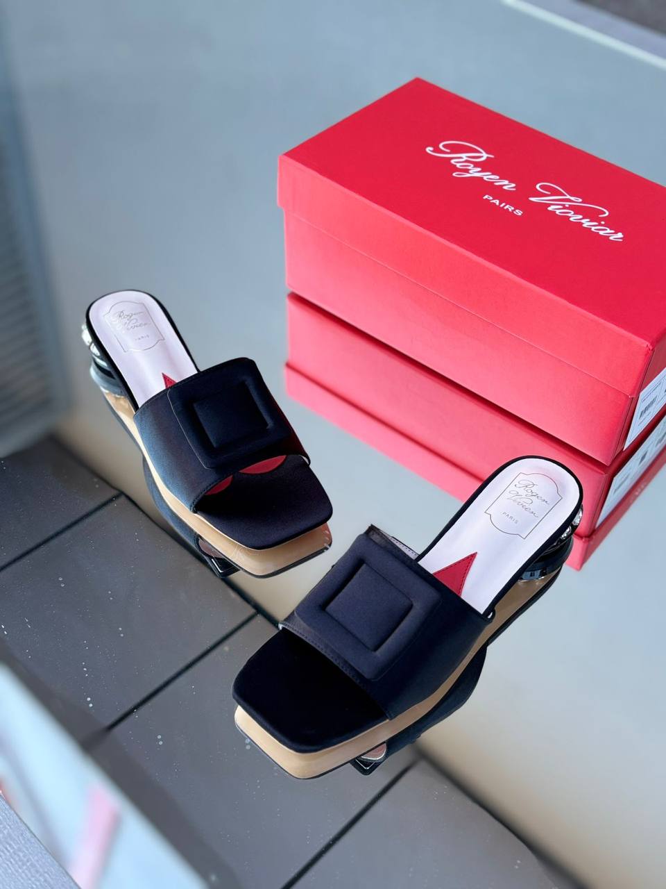 Roger vivier 
100 dhs🪙💕
Size 36-42

Zain55
♥️♥️♥️