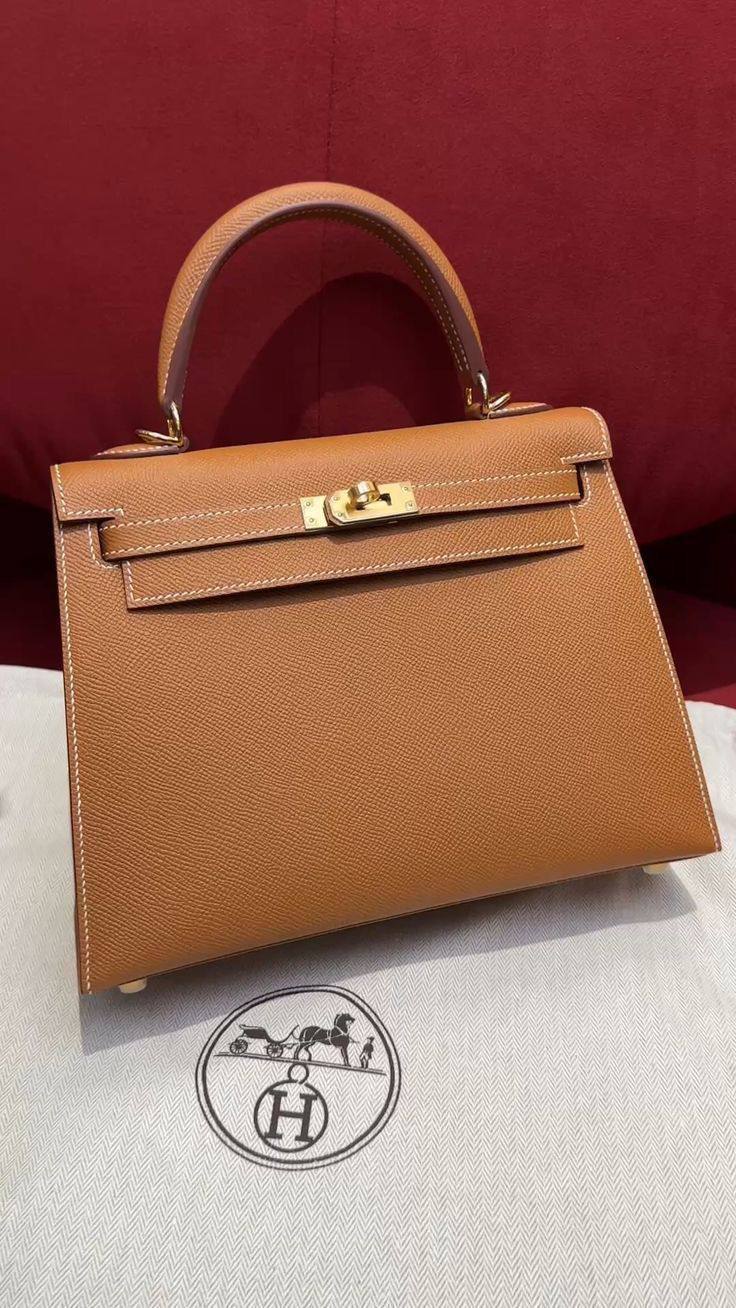 Hermes 

good quality, comes with box, 
🎁🎁🎁

size... 25 * 20 cm 

115 dhs🗽

Zain12
♥️♥️♥️