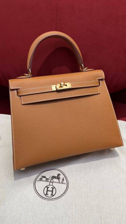 Hermes 

good quality, comes with box, 
🎁🎁🎁

size... 25 * 20 cm 

115 dhs🗽

Zain12
♥️♥️♥️