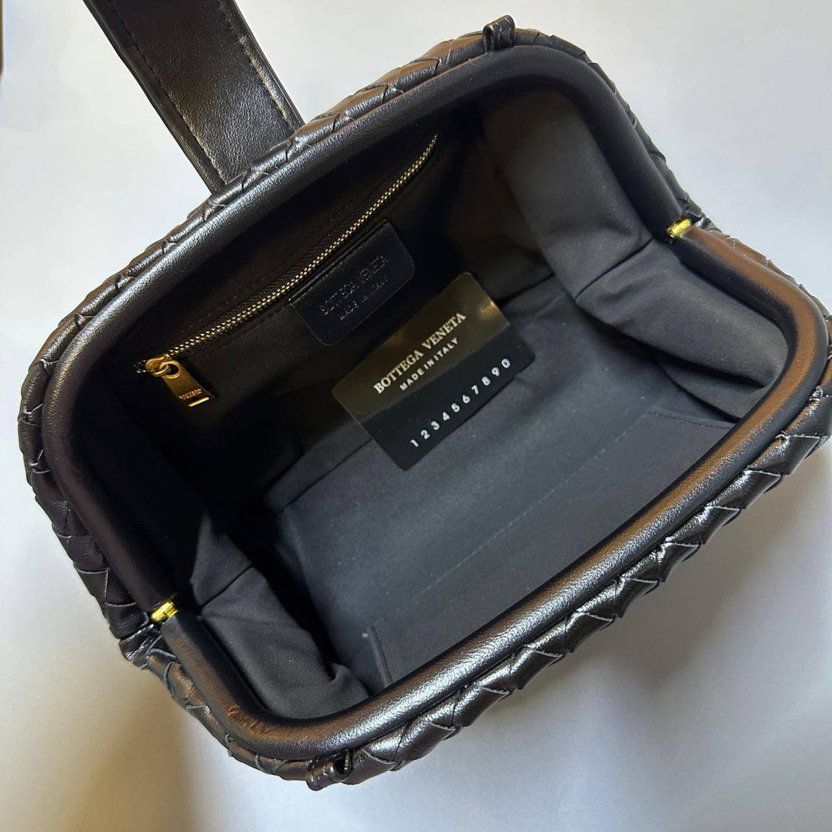 BOTTEGA 

HIGH QUALITY 
WITH BOX 

RESTOCK 
125 dhs🇦🇪🇦🇪

SIZE: 30cm

Zain295
Zain39
♥️♥️♥️