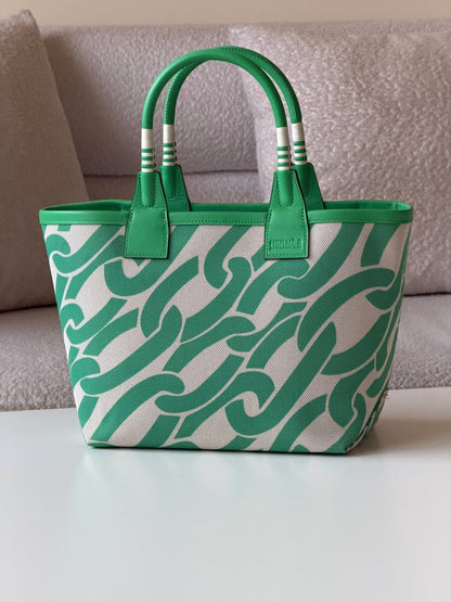 Hermes 
25cm💕

master quality😍
with box❤️
450 dhs🇦🇪🇦🇪

Zain52
♥️♥️♥️