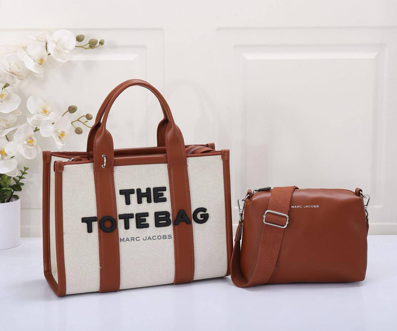 MARC JACOBS 

THE TOTE BAG 

NEW CAME GOOD QUALITY 
115 dhs🪙🌨️

Zain39
♥️♥️♥️