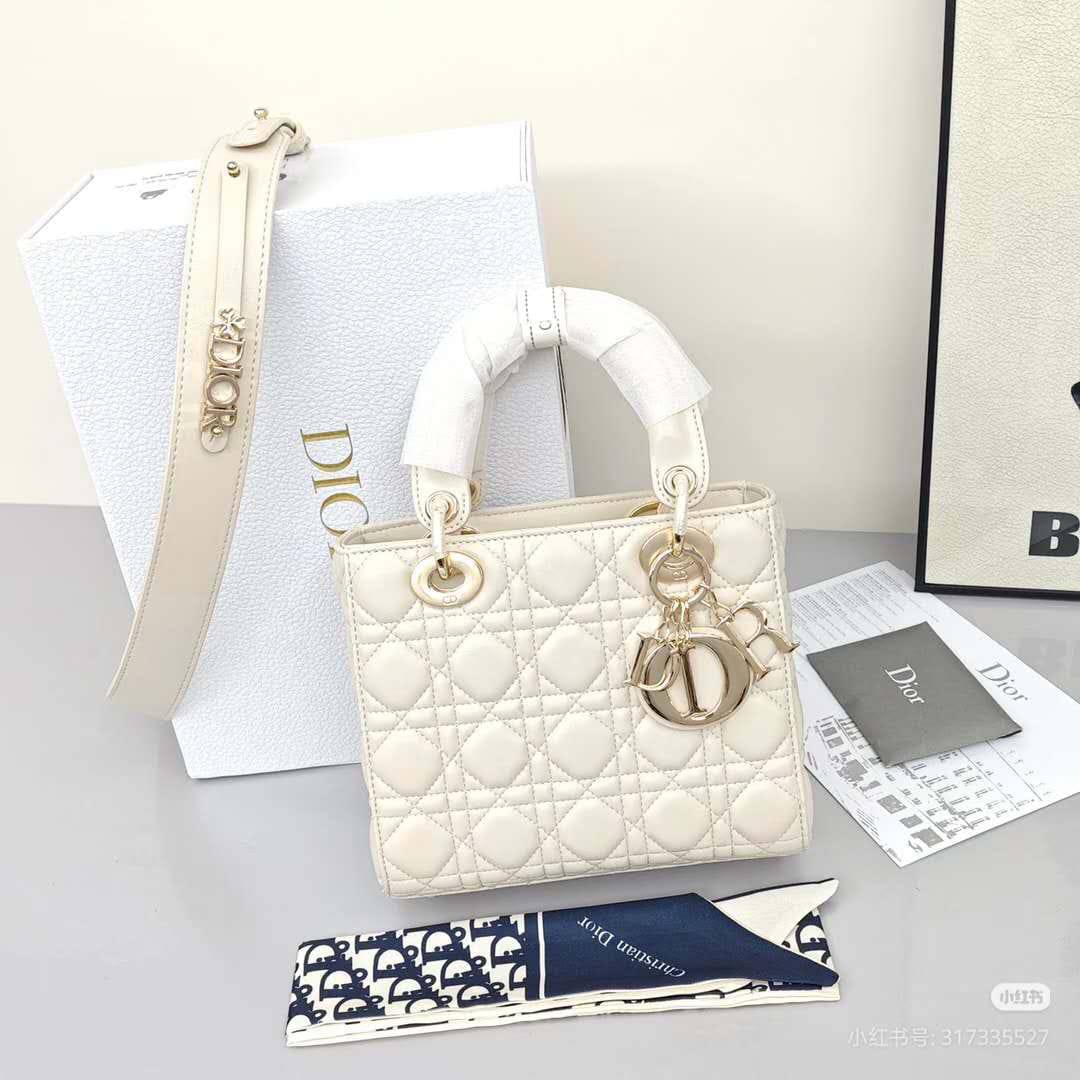 Dior Master
20cm 
280 dhs🪙🌨️

Zain10
♥️♥️♥️