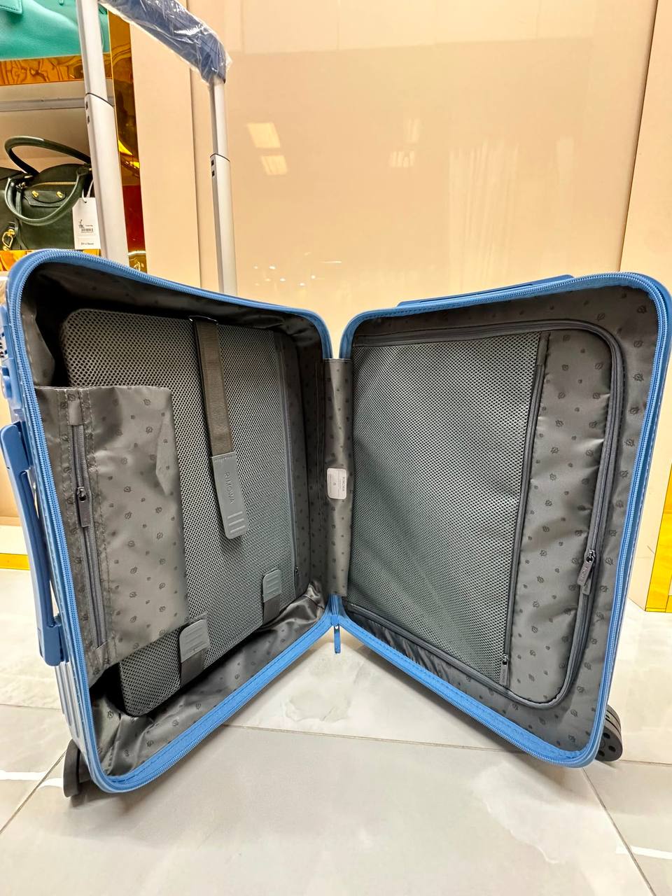 Available ❤️
brand new Rimowa Cabin Suitcase featuring a protective cover and spinner wheels❣️
For Price 👇 WhatsApp✅
0568585901 
0507557372
0552275751 Owner Zain 👌

Zain71
♥️♥️♥️