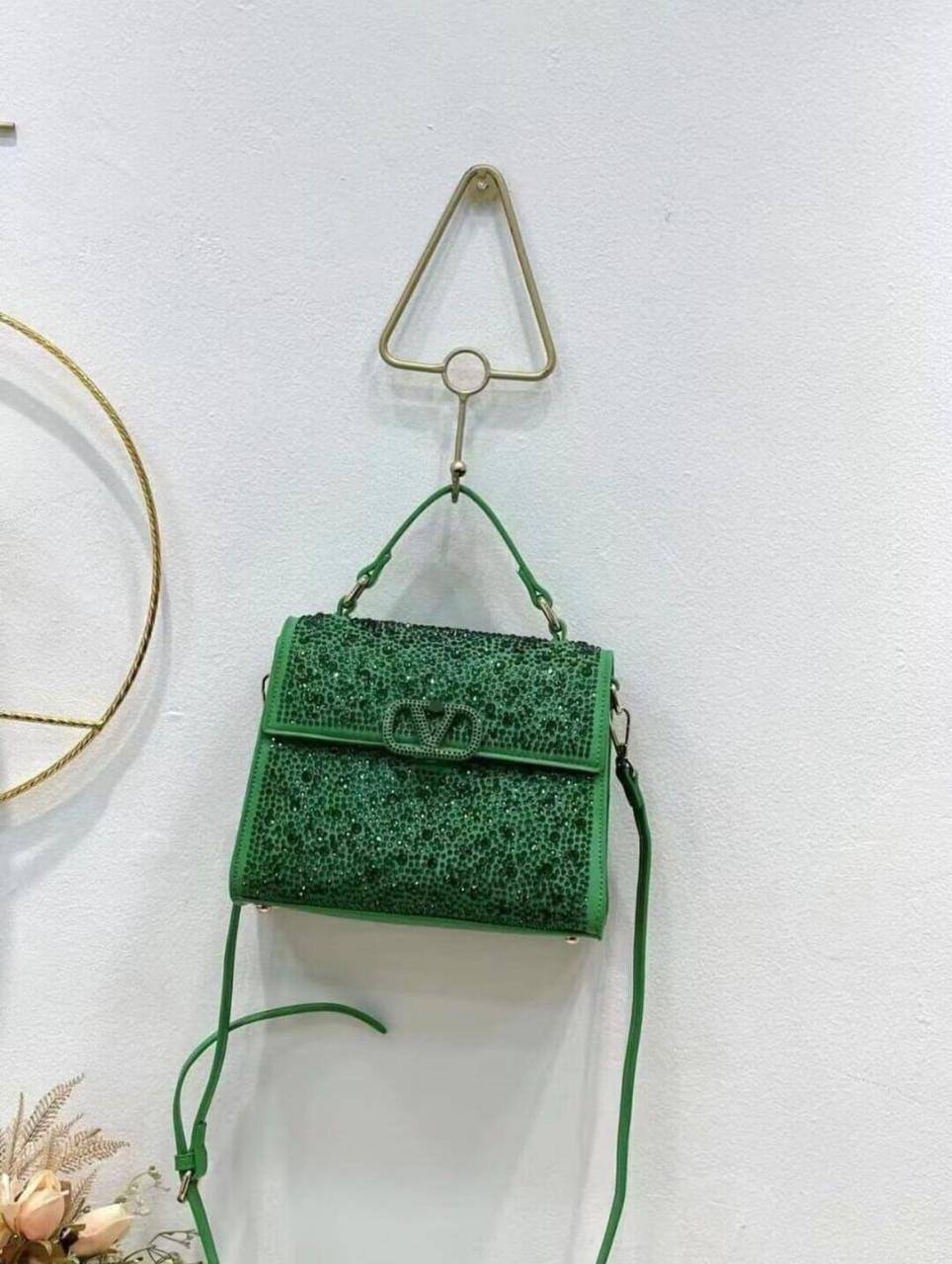 Valentino 
Good Quality 

With Box 
🎁🎁🎁

110 dhs❣️

Zain250
♥️♥️♥️