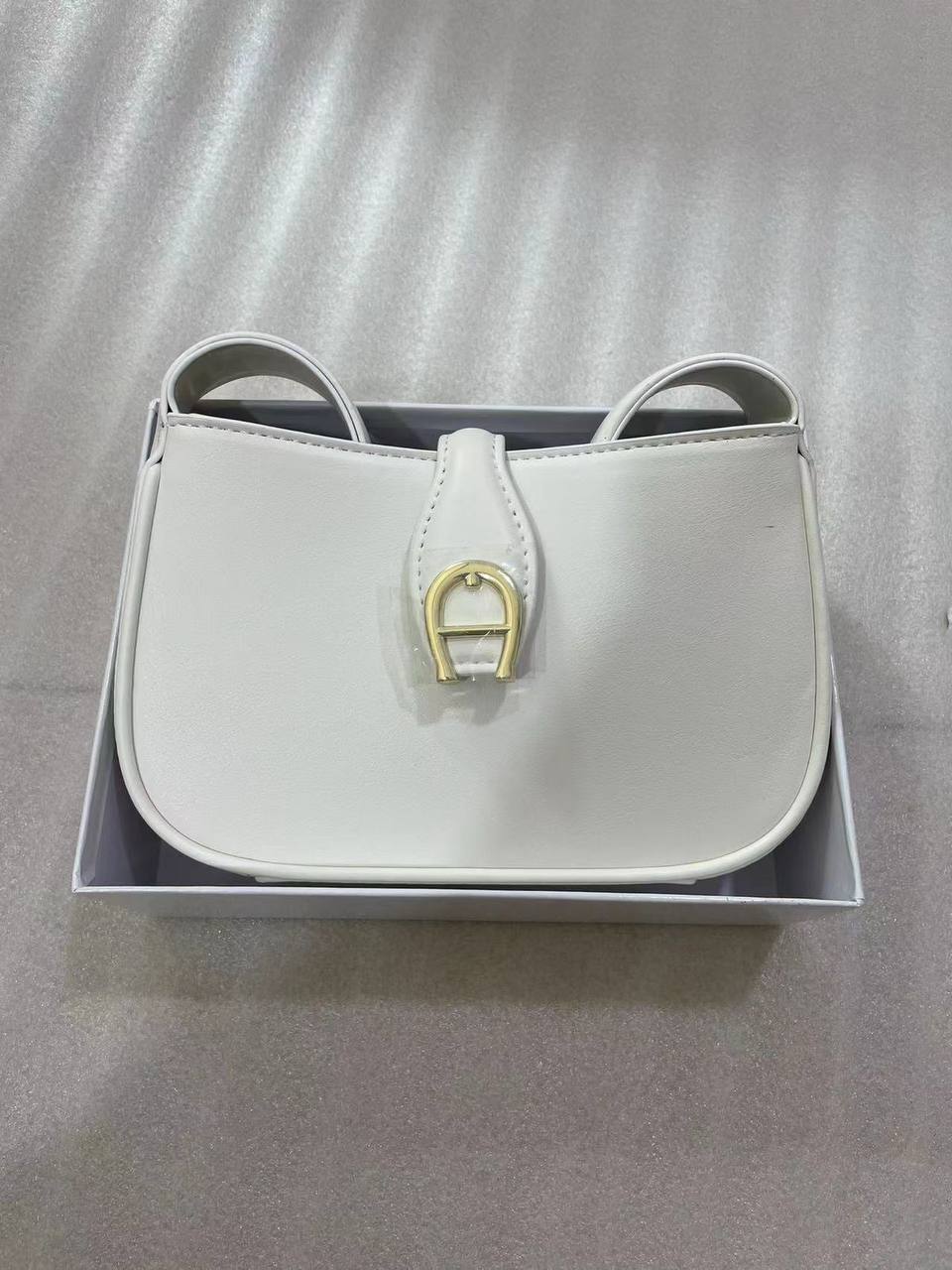 Aigner
95 dhs✅ 

with box
🎁🎁🎁

Zain72
♥️♥️♥️