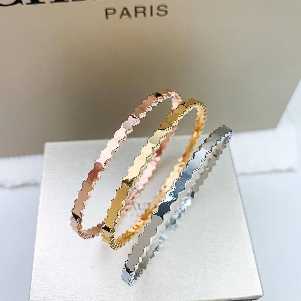 CHOUMET BANGLE
MASTER💫✨
60 dhs🇦🇪🇦🇪

WITH BOX AND PAPER BAG🎁🛍️

Zain89
♥️♥️♥️