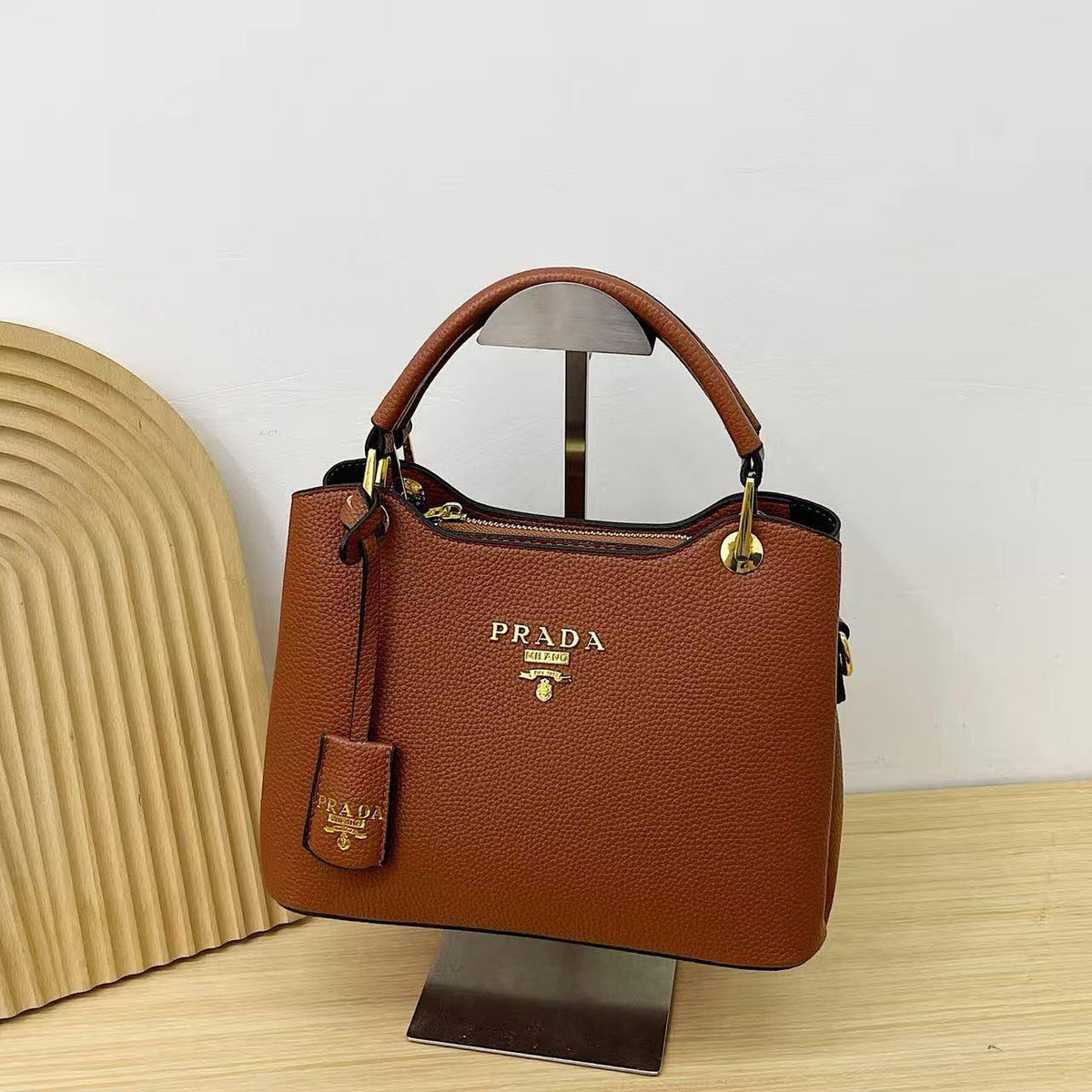 Prada

24*18*12 cm

70 dhs🇦🇪🇦🇪

Zain17
♥️♥️♥️