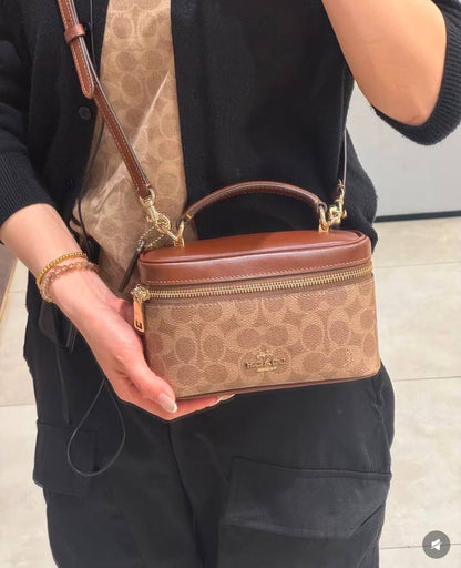 COACH NEW CAME HIGH QUALITY WITH BOX  
110 dhs🇦🇪🇦🇪

Zain295
♥️♥️♥️