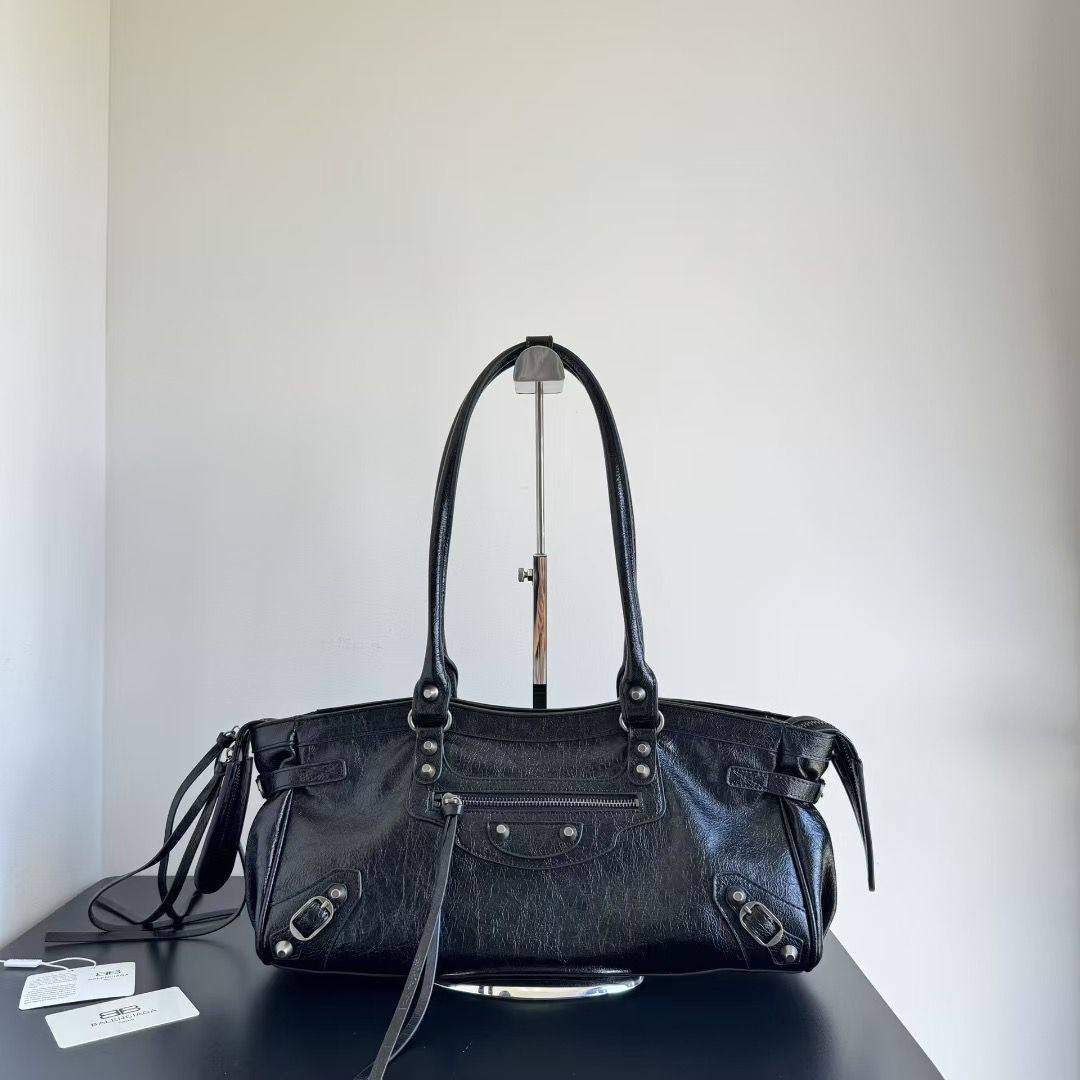 BALENCIAGA 

COPY ONE 

NEW CAME 

160 dhs🪙🌨️

Zain39
♥️♥️♥️
