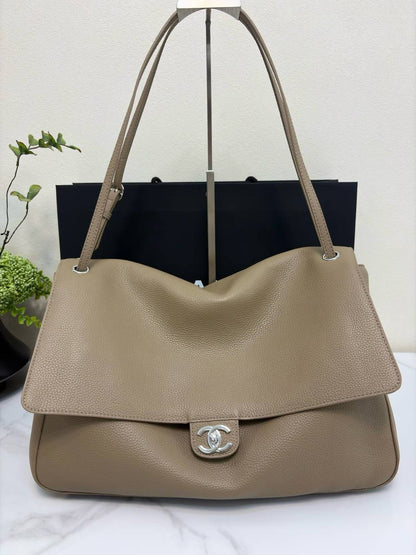 Chanel
Master❣️❣️
38cm🫶🏼🫶🏼 
410 dhs🇦🇪🇦🇪

Zain297
♥️♥️♥️