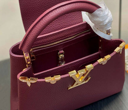 LV
 HIGH QUALITY 
WITH BOX 🎁
140 dhs✅

Zain295
♥️♥️♥️