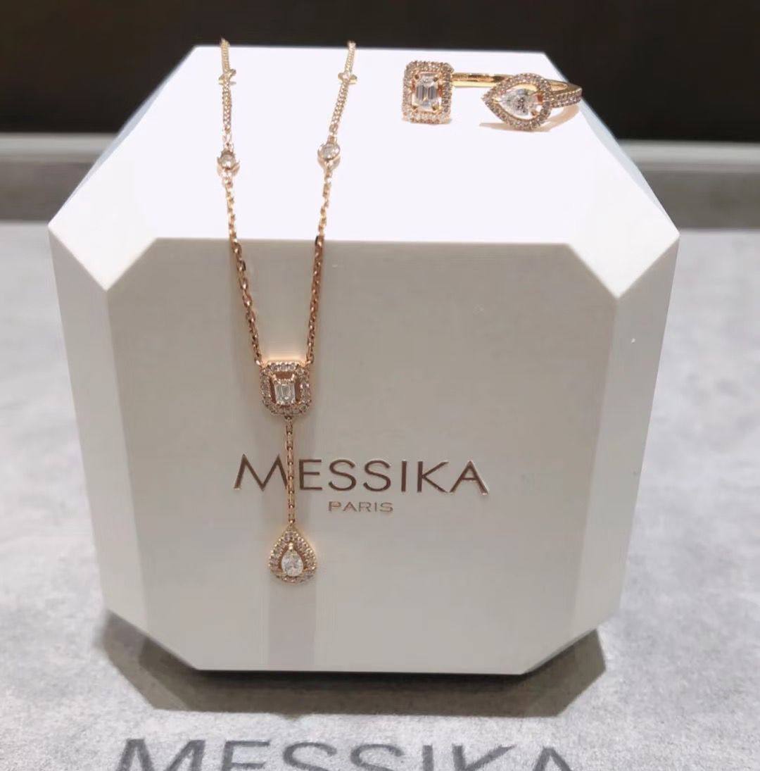 Messika ❤️‍🔥*
Necklace 🍁
Master quality 💯
With normal boxes 🗃️ 
70 dhs✅
With master box 📦 
100 dhs✅

Zain216
♥️♥️♥️