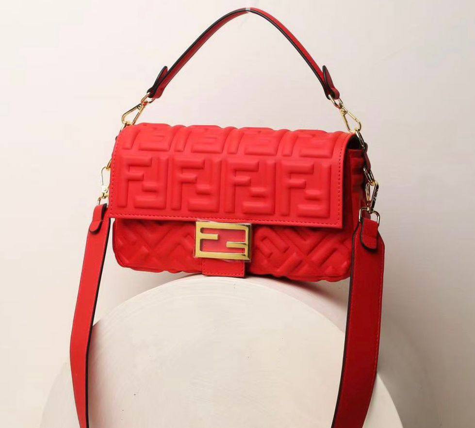 FENDI
 GOOD QUALITY 
WITH BOX
🎁🎁🎁

110 dhs✅
SIZE: 26cm

Zain39
♥️♥️♥️