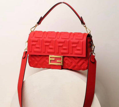 FENDI
 GOOD QUALITY 
WITH BOX
🎁🎁🎁

110 dhs✅
SIZE: 26cm

Zain39
♥️♥️♥️