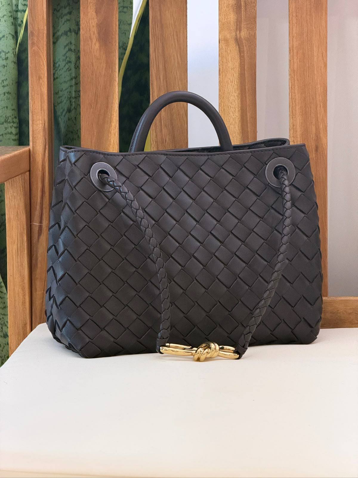 BOTTEGA VENETA💫
VIP Quality ⚡️
Original Packing 🎁
Size 25CM📏
For Price 👇 WhatsApp✅
0568585901 
0507557372
0552275751 Owner Zain 👌

Zain321
♥️♥️♥️