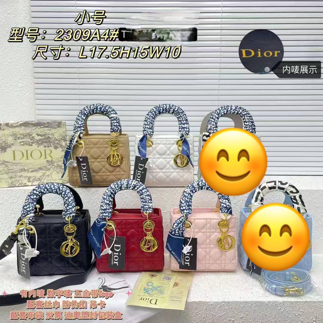 Dior
17.*15*10 cm
With box 
90 dhs🇦🇪🇦🇪

Zain17
♥️♥️♥️