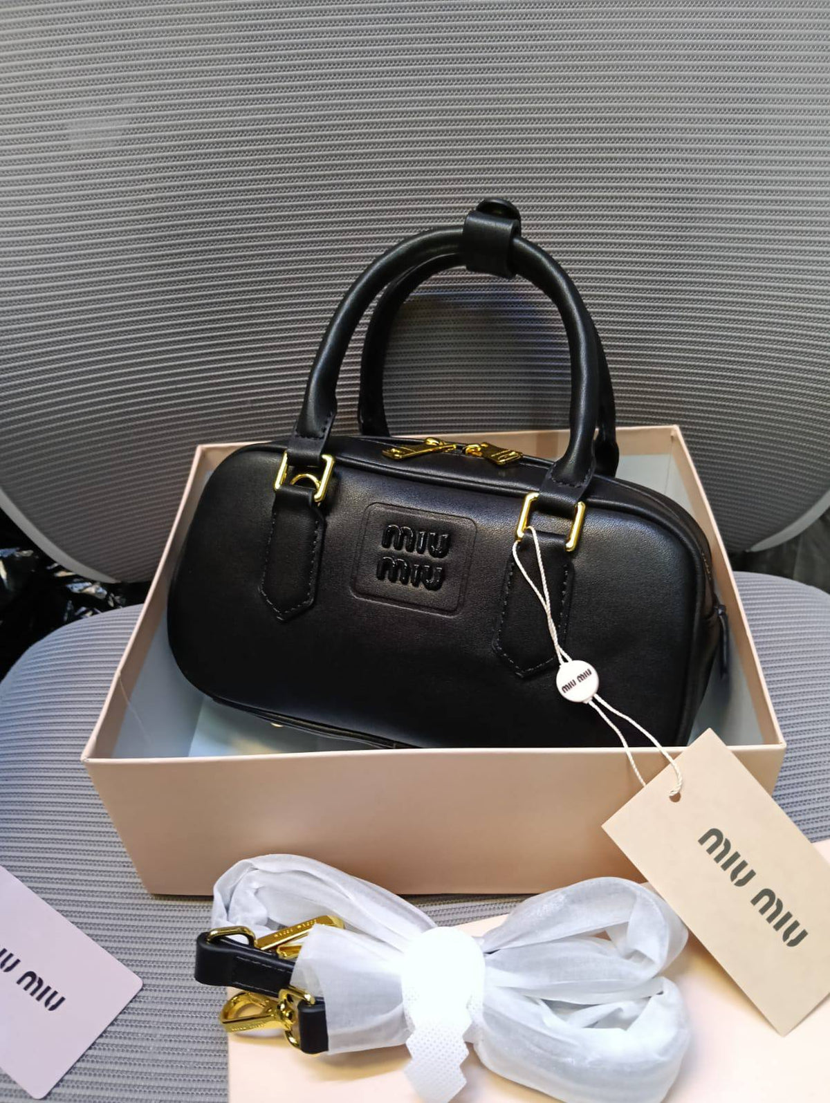 MIU MIU
100 dhs🇦🇪🇦🇪

with box

Zain26
♥️♥️♥️
