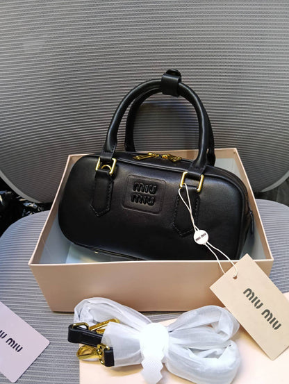 MIU MIU
100 dhs🇦🇪🇦🇪

with box

Zain26
♥️♥️♥️