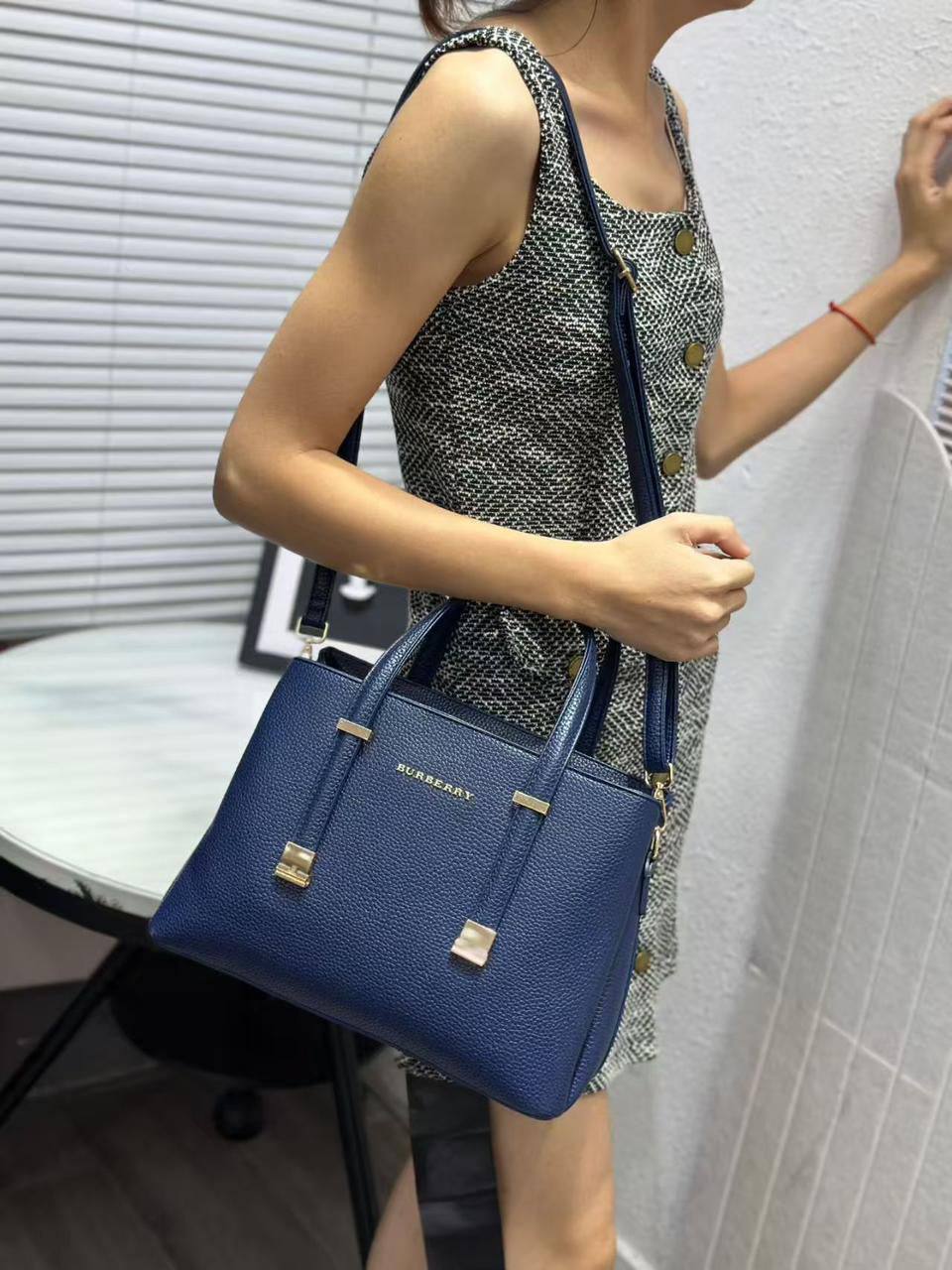 Burberry 
Good Quality 
95 dhs❣️

Zain250
♥️♥️♥️