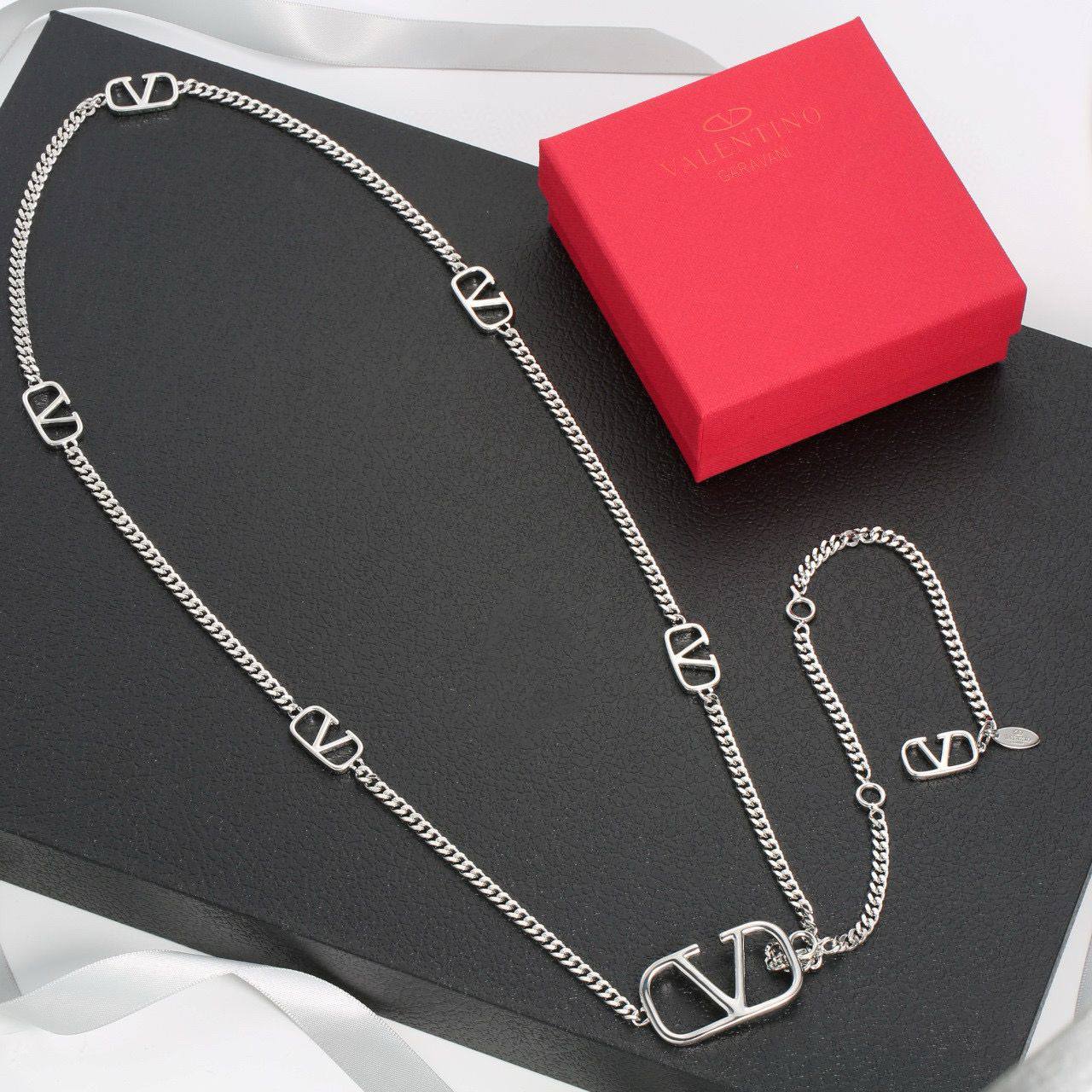 Valentino Necklace
90 dhs🪙🌨️ 
With Box And Paper Bag
🎁🎁🎁

Zain89
♥️♥️♥️