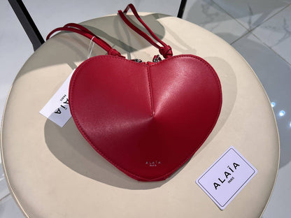 ALAÏA 

100 dhs🇦🇪🇦🇪

with box
size 23×18×10cm

Zain42
♥️♥️♥️